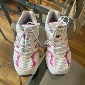 Women's Avia Itone sneakers like new